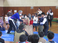 餅つきを見ている子ども達も笑顔でした。