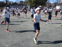 高学年も集中して跳んでいます。