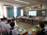 みんなの顔が見えるように工夫した班もありました。