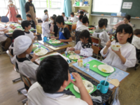 縦割り班で給食を食べました。少し緊張ぎみ?