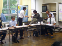 委員の皆様に任命書をお渡しさせていただきました。