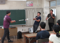 2人でさすまたで対応すると、頑丈な職員も動きが取れませんでした。