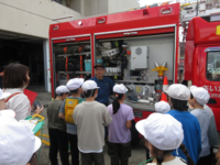 消防車の構造を見せてもらいました。