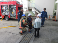 消防士が煙をすわないようにするボンベをじゃんけんで勝ち抜いて背負うことが出来ました。