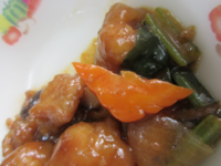 鳥の飾り切り。全児童分、シェフは作ってくださいました。