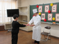 放送・給食委員会の児童より感謝のお手紙を渡しました。