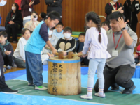 なかなか、杵が持ち上がらない…。