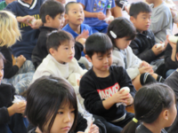 説明を聞き、にぎる準備!