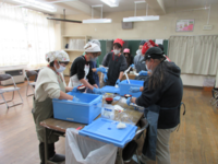 持久走記録会の最中、お母さん方は宮下米の試食の準備!