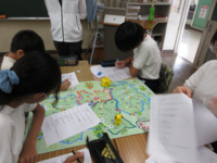 黙々とプリントに記入しながら、双六を進めます。