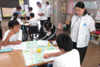 学校運営協議委員の鈴木さんも講師の一員で来校されました。